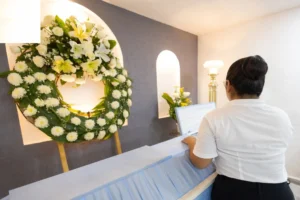 una mujer en una sale de velación servicios funerarios playa del carmen